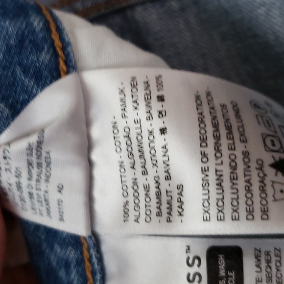 Levi's 501 medium wash straight leg jeans, quality denim, and button fly. - Picture 7 of 11